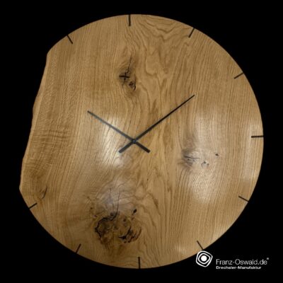 Holzuhr aus Eiche mit Naturrand links