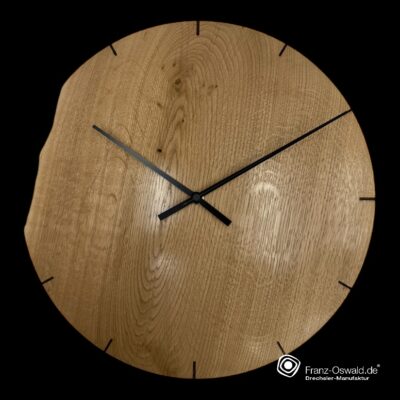 Holzuhr aus Eiche mit Naturrand links